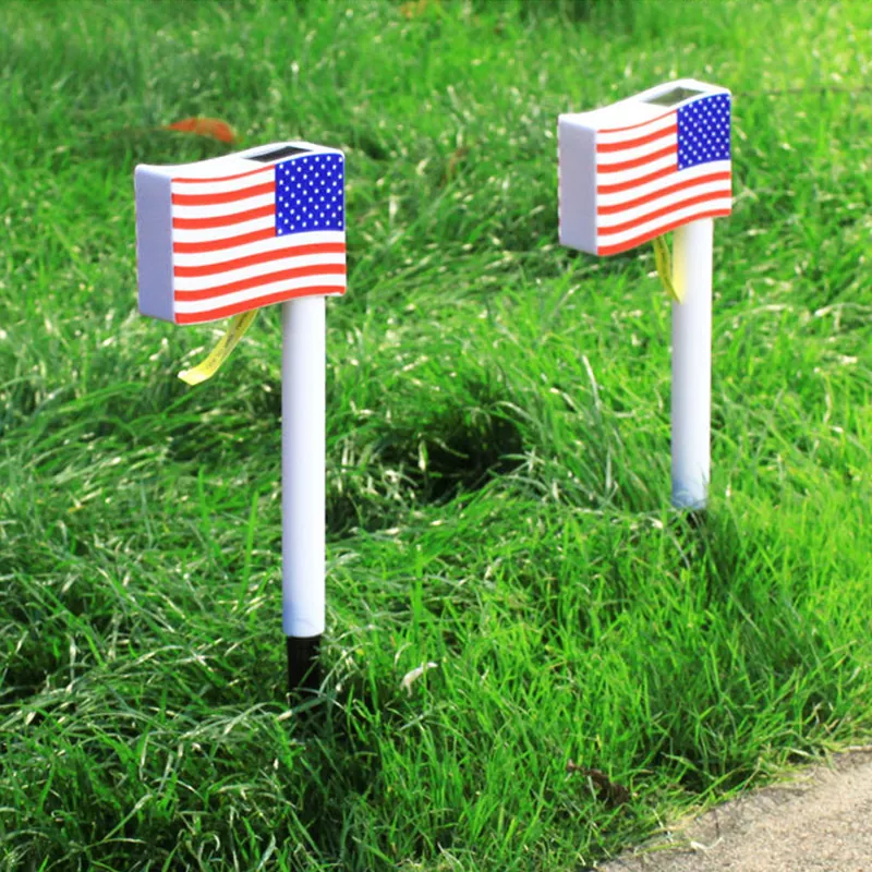 Luz de caminho ao ar livre com bandeira americana