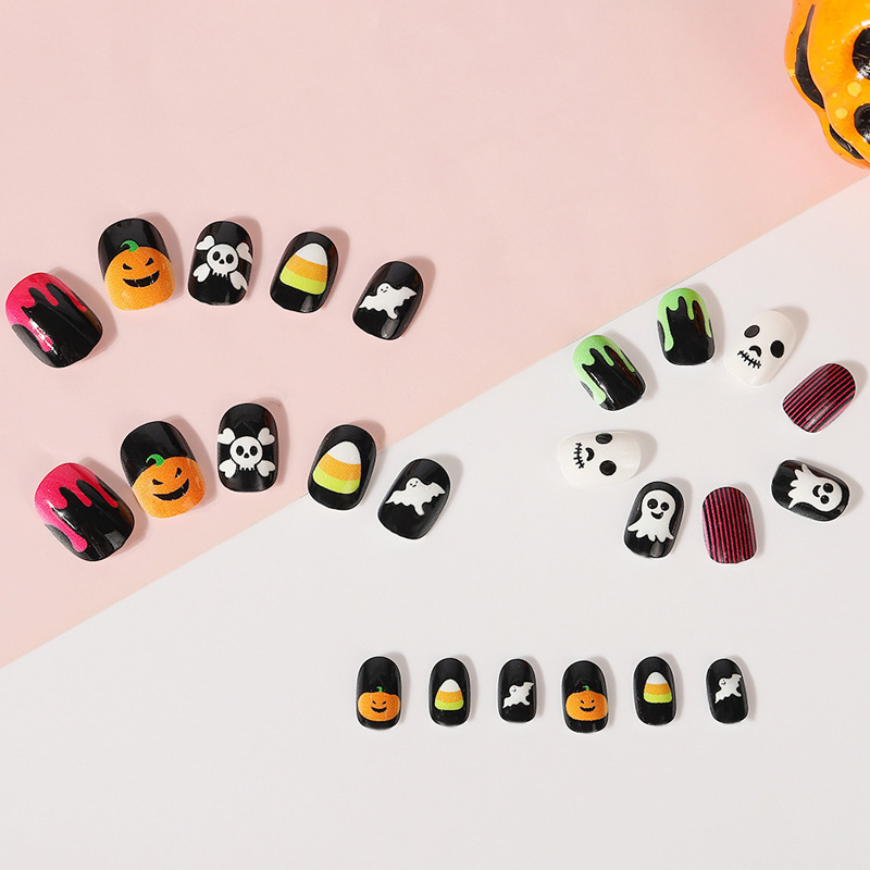 Pressione curta do Halloween em unhas falsas