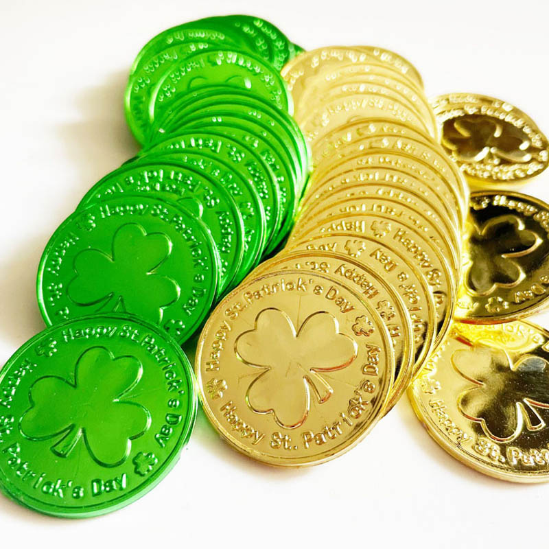 Moedas de ouro de plástico de trevo irlandês